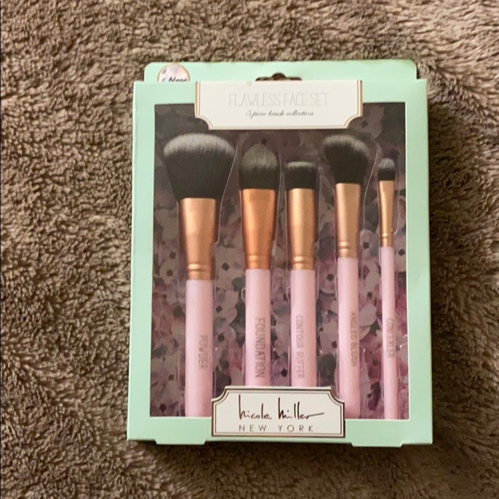 Nicole Miller Flawless Face Makeup Brush Set
